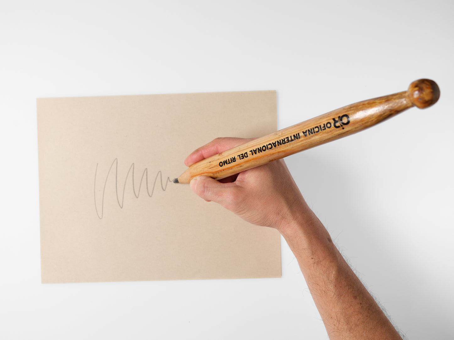 LAPIZ GRAFITO GIGANTE / BAQUETÓN "OiR" Oficina Internacional del Ritmo.
