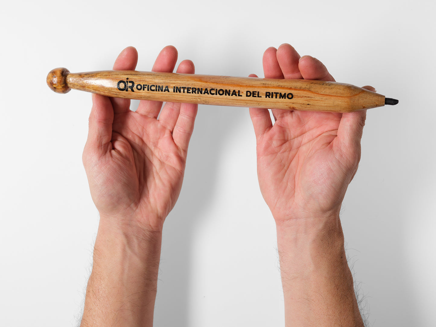 LAPIZ GRAFITO GIGANTE / BAQUETÓN "OiR" Oficina Internacional del Ritmo.