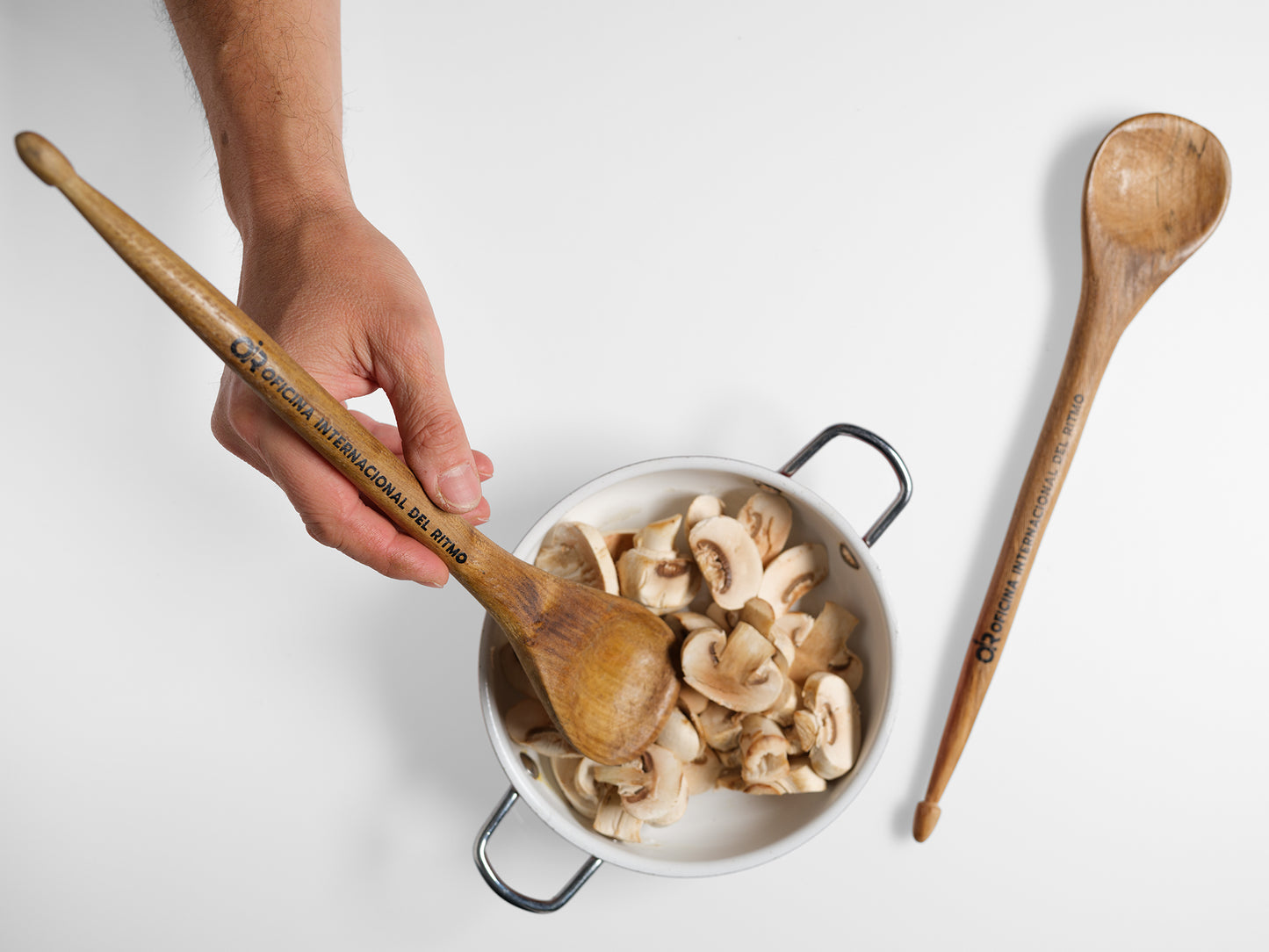 CUCHARÓN DE MADERA / BAQUETA "OiR"  Oficina Internacional del Ritmo.