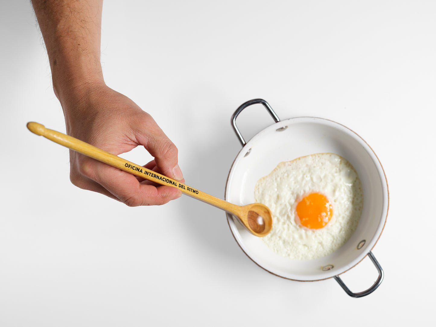 CUCHARA Y ESPÁTULA DE COCINA / BAQUETA. "OiR" Oficina Internacional del Ritmo.