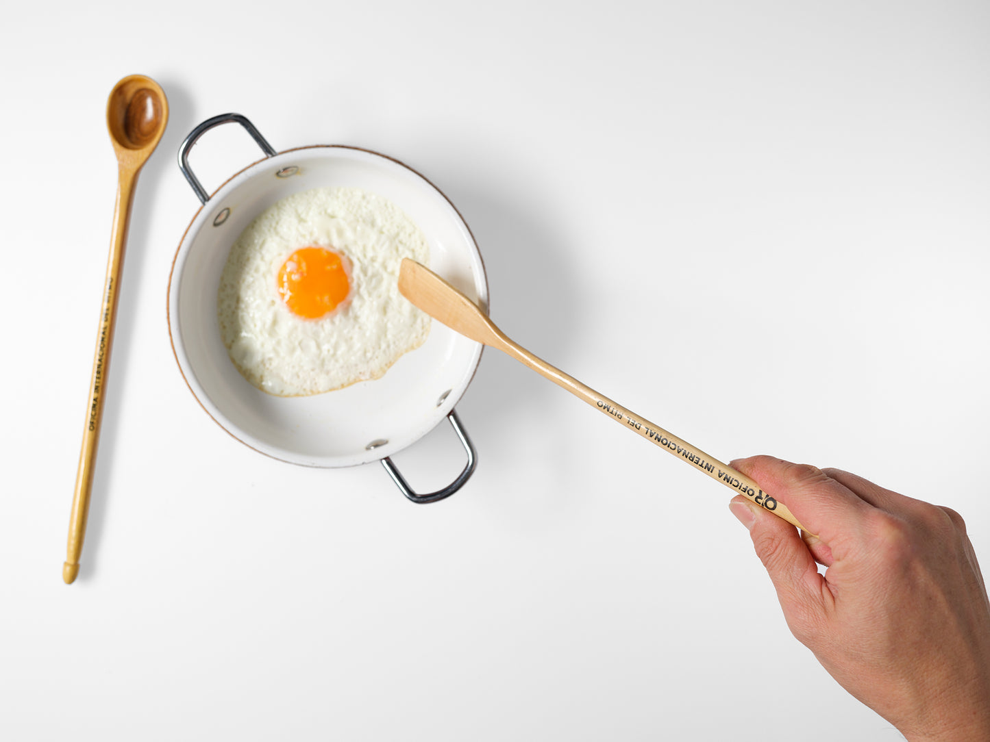 CUCHARA Y ESPÁTULA DE COCINA / BAQUETA. "OiR" Oficina Internacional del Ritmo.