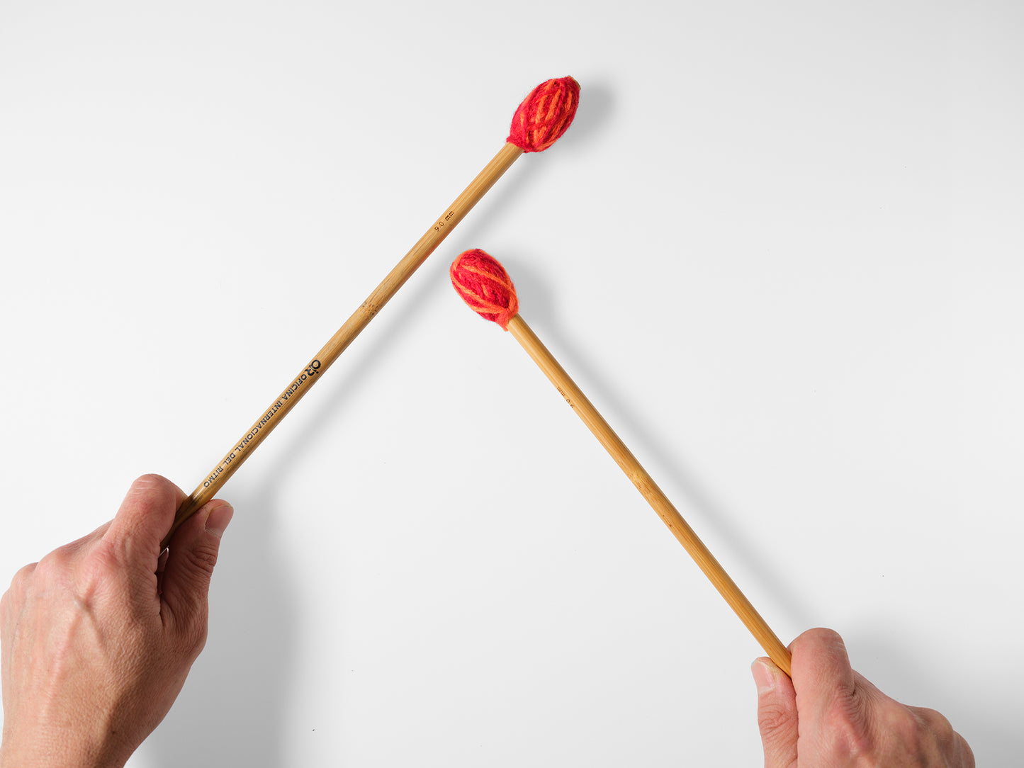 MALLETS / PALILLOS (par de macetas para marimba y palillos de tejer) "OiR" Oficina Internacional del Ritmo.