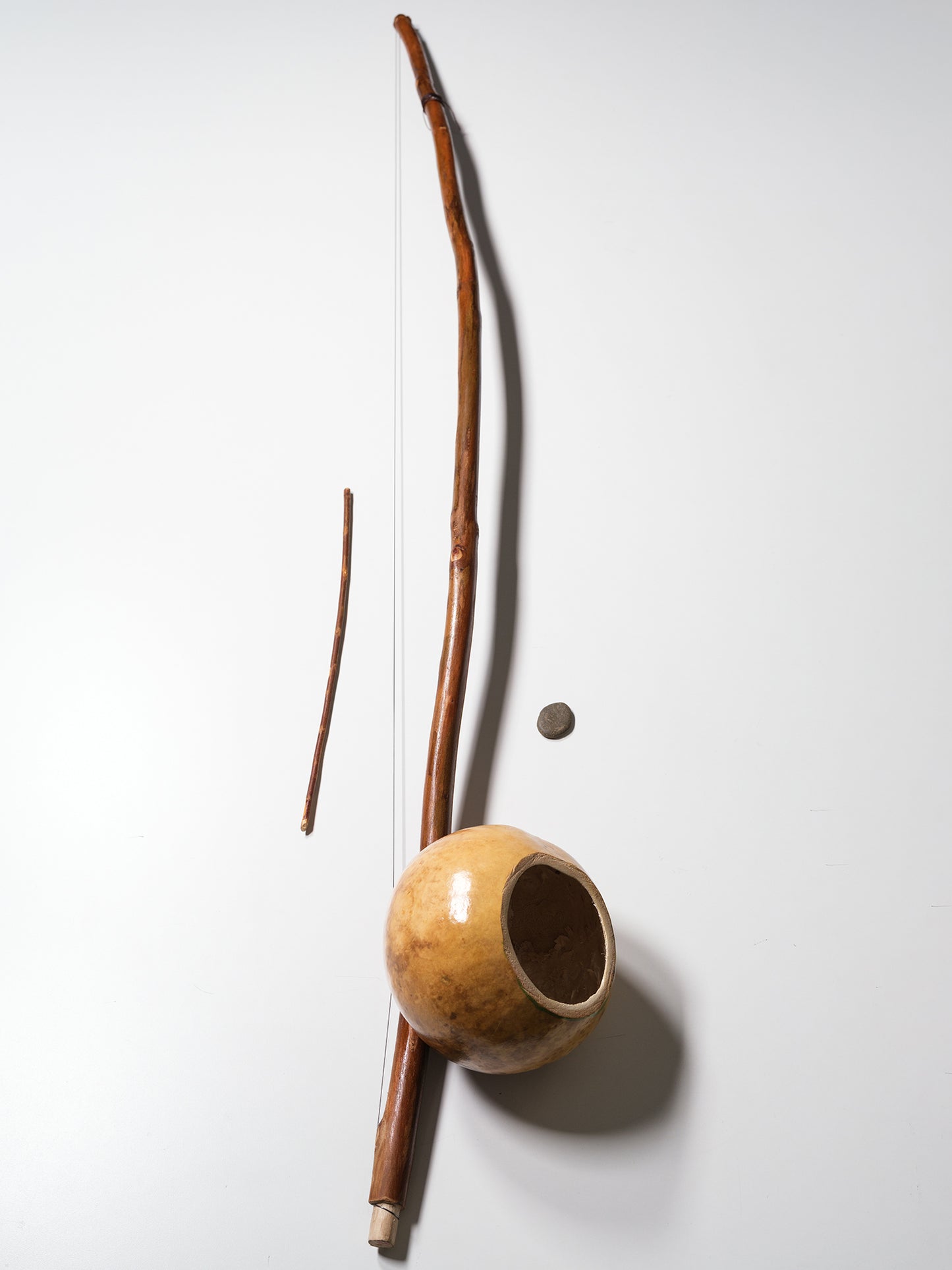 PEQUEÑO BERIMBAU DE DECORACIÓN.